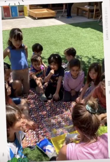 Niños compartiendo una actividad al aire libre en el patio de La Tropa, verano de 2024